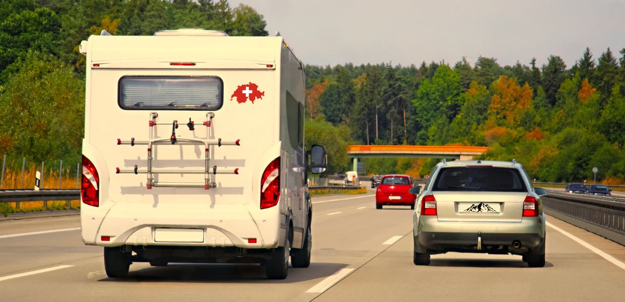 Kamper podróżujący autostradą w Szwajcarii