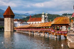 Most Kapellbrücke i Wieża Wodna w Lucernie, kultowe zabytki Szwajcarii