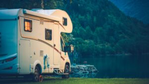 Kamper zaparkowany nad jeziorem w Szwajcarii